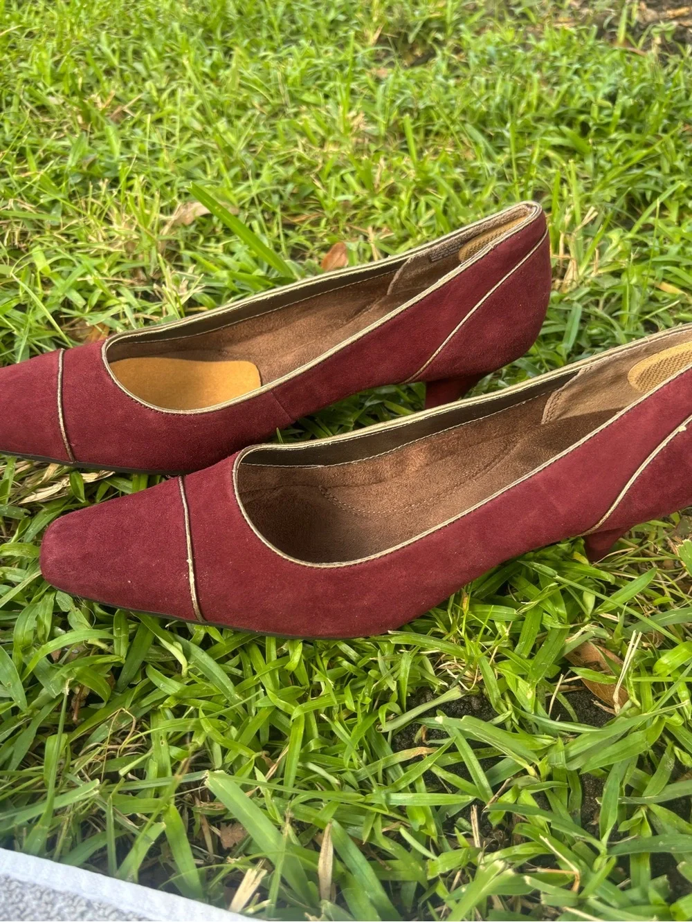 AEROSOLES Women's Burgundy Suede Low Heels with Contrast Trim Size 8.5